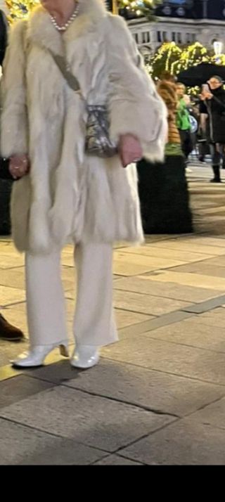 Chaquetón de piel de zorro beige/blanco talla XL.