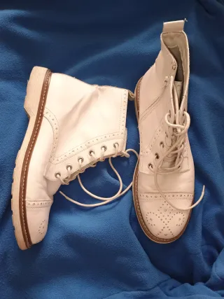 Botines blancos con cordones