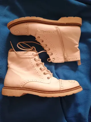 Botines blancos con cordones