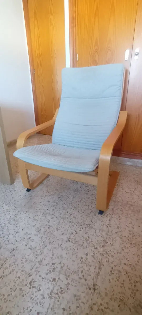 Sillón y reposapiés POÄNG IKEA