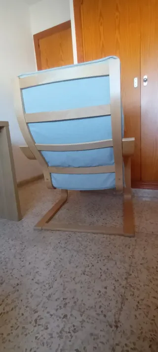 Sillón y reposapiés POÄNG IKEA