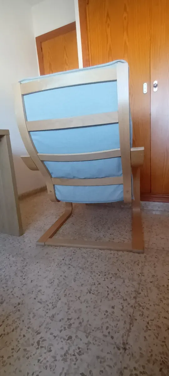 Sillón y reposapiés POÄNG IKEA