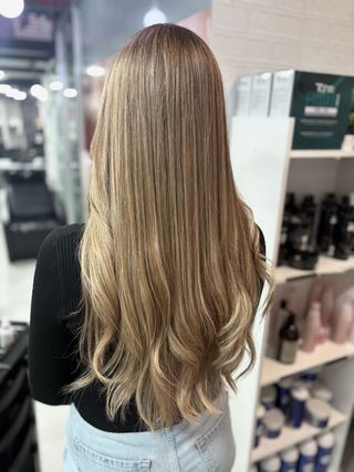 peluquera y maquilladora profesional con títulos 