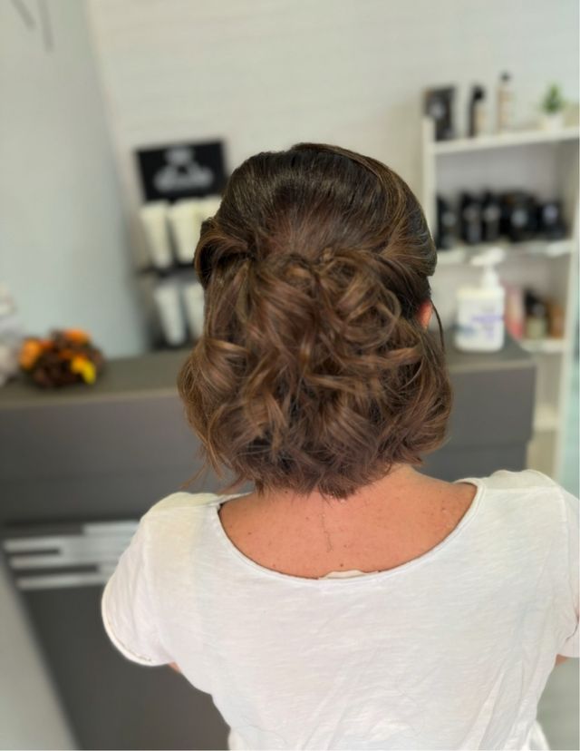 peluquera y maquilladora profesional con títulos