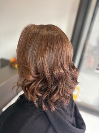 peluquera y maquilladora profesional con títulos 