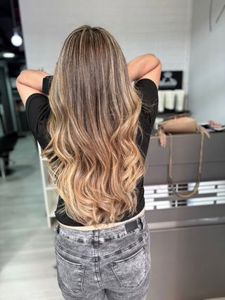 peluquera y maquilladora profesional con títulos 
