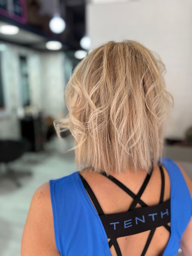 peluquera y maquilladora profesional con títulos