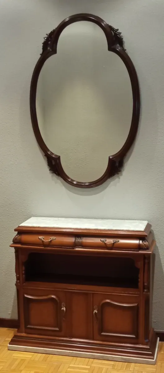 Recibidor de madera con espejo y mármol