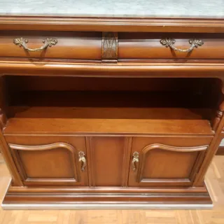 Recibidor de madera con espejo.