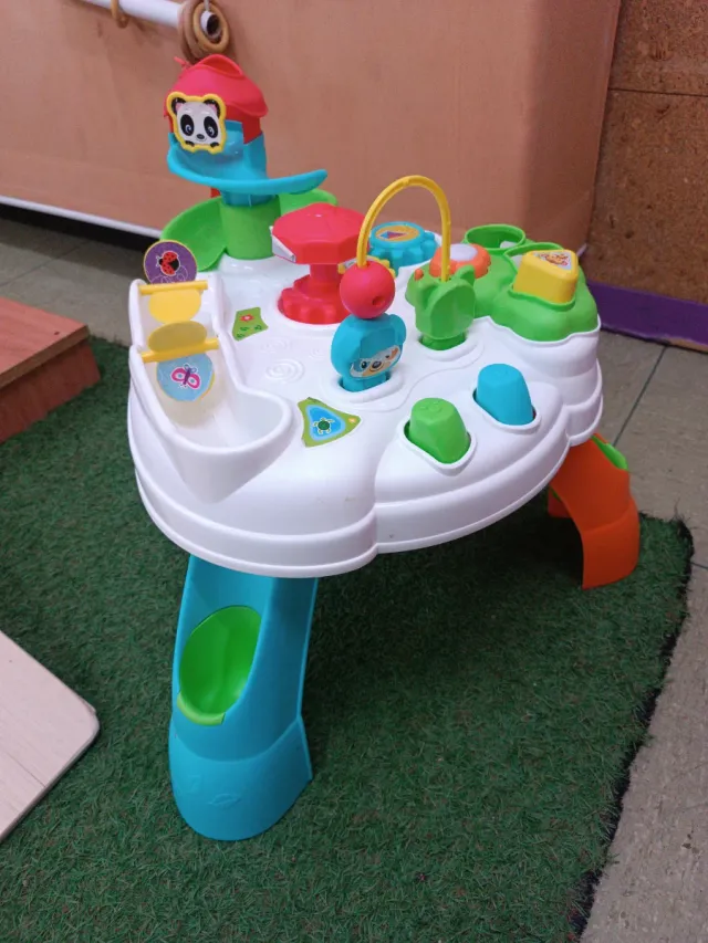 Mesa de actividades infantil