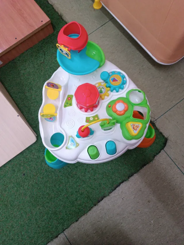 Mesa de actividades infantil