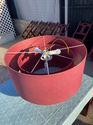 Lámpara de tela roja y metal