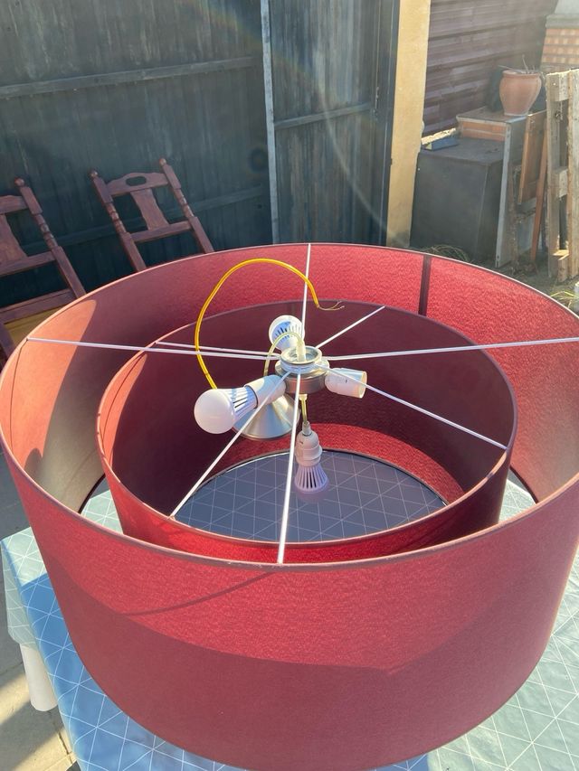 Lámpara de tela roja y metal