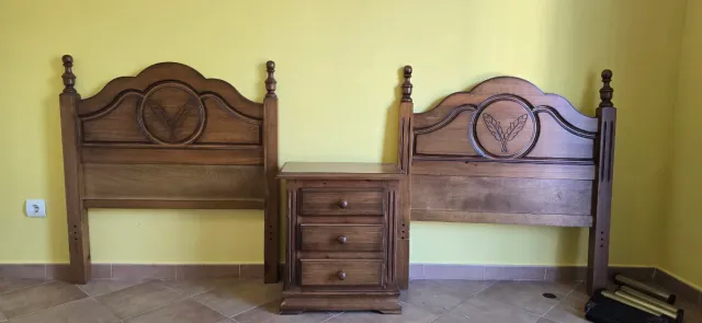 Cabeceros de madera y mesita de noche