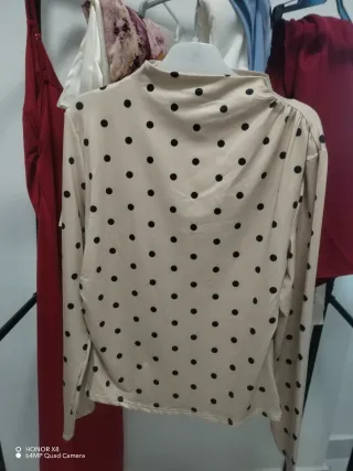 Top beige lunares negros manga larga