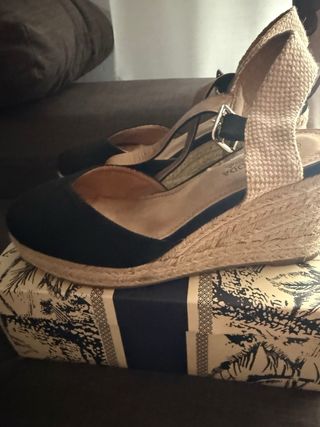 Alpargatas cuña 8 cm beige y negro.