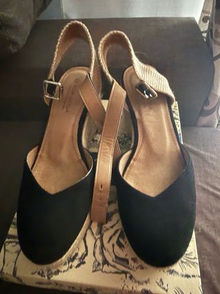 Alpargatas cuña 8 cm beige y negro.