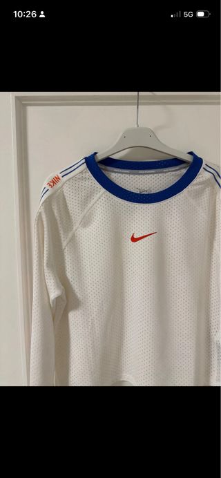 Camiseta Nike manga larga blanca y azul