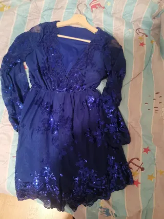 Mono azul con transparencias y lentejuelas