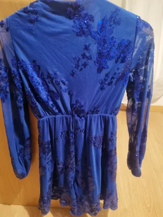 Mono azul con transparencias y lentejuelas