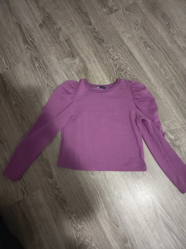 Sudadera morada con mangas abullonadas