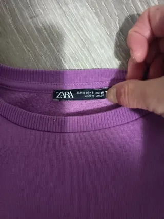 Sudadera morada con mangas abullonadas