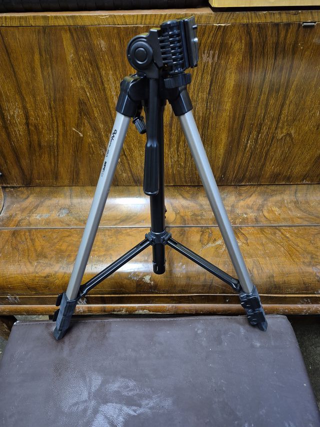 Trípode telescopico para cámara con funda.
Werlisa