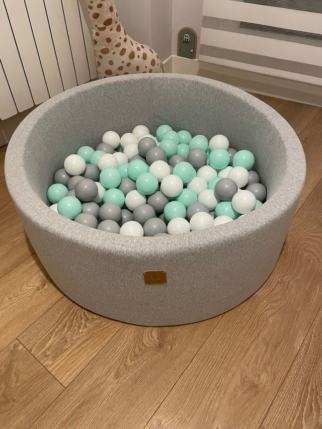 Piscina de bolas gris