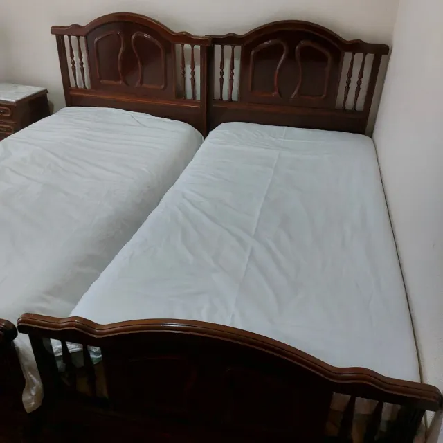 Conjunto completo: 2 Camas 90, Armario y Mesita