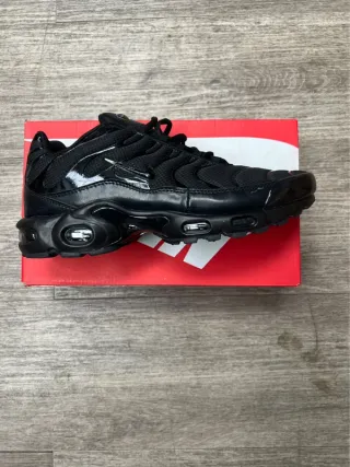 N݉ike    A݉i݉r  M݉ax Pl݉us T݉riple Bl݉ack Talla 40