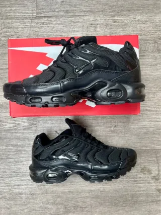 N݉ike    A݉i݉r  M݉ax Pl݉us T݉riple Bl݉ack Talla 40