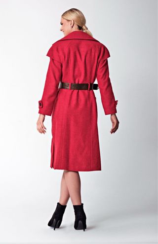 Exclusivo abrigo de diseño con cinturón de piel