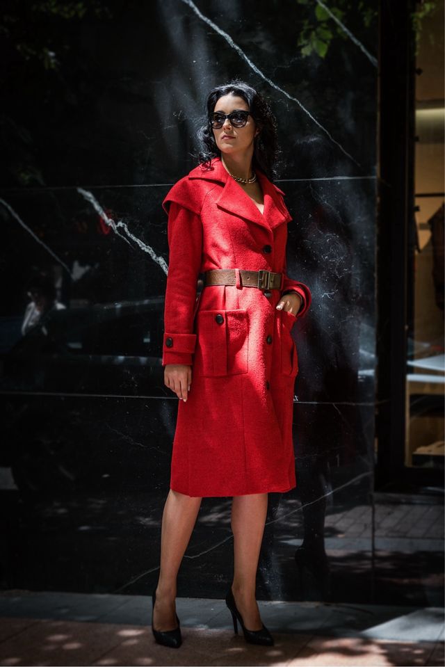 Exclusivo abrigo de diseño con cinturón de piel