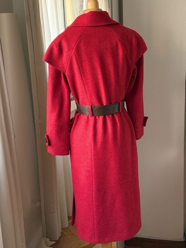 Exclusivo abrigo de diseño con cinturón de piel