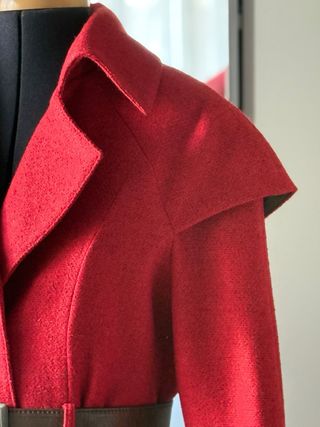 Exclusivo abrigo de diseño con cinturón de piel