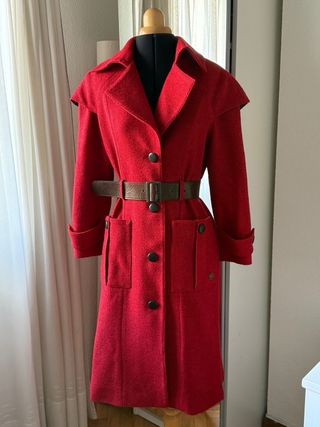 Exclusivo abrigo de diseño con cinturón de piel