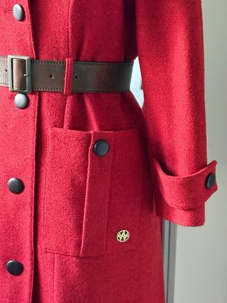 Exclusivo abrigo de diseño con cinturón de piel