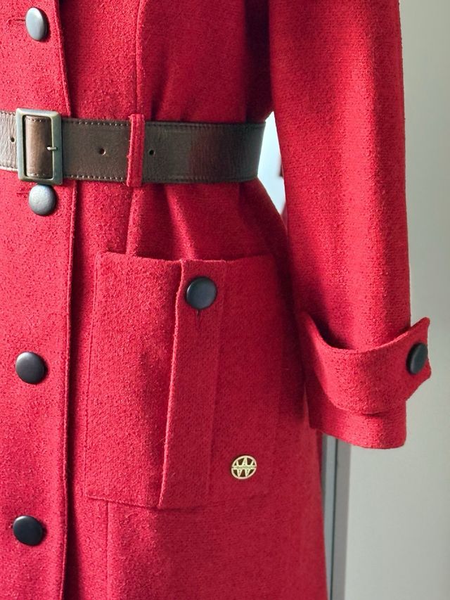 Exclusivo abrigo de diseño con cinturón de piel