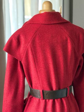 Exclusivo abrigo de diseño con cinturón de piel