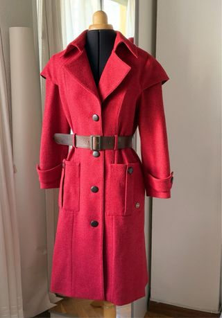 Exclusivo abrigo de diseño con cinturón de piel