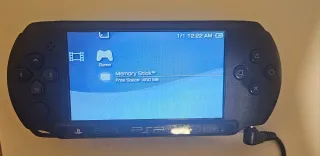PSP Street + Tarjeta SD con Juegos y cargador