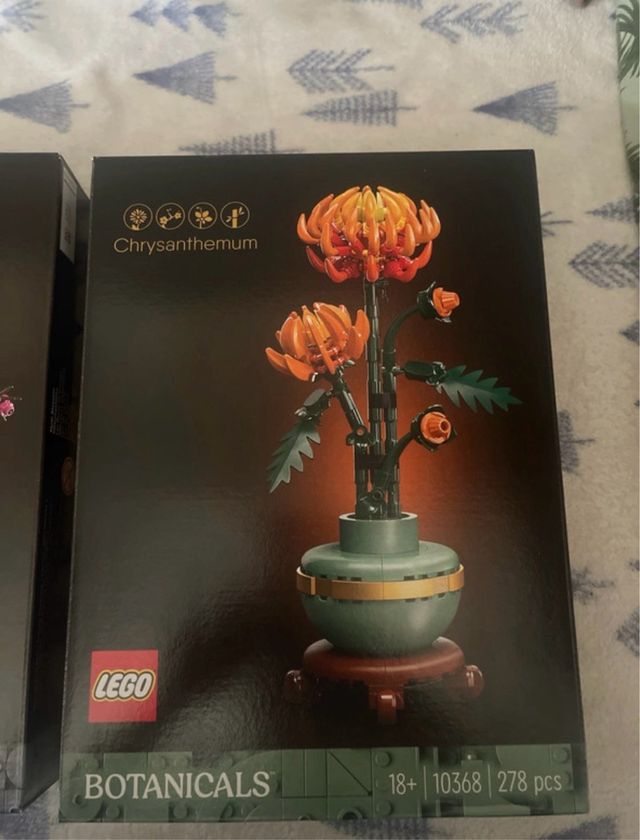 LEGO Botanicals: Flor de Ciruelo y Crisantemo