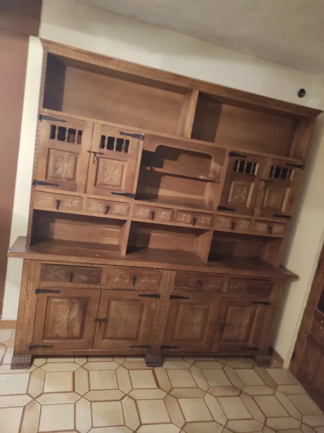 Mueble de madera maciza