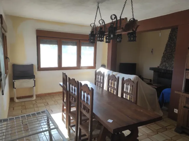 Mueble de madera maciza