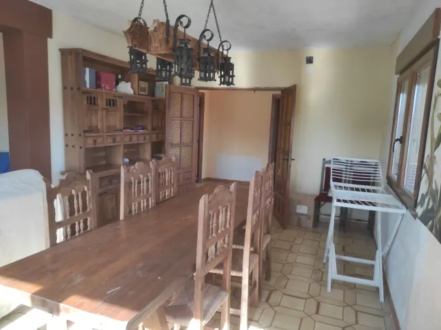 Mueble de madera maciza