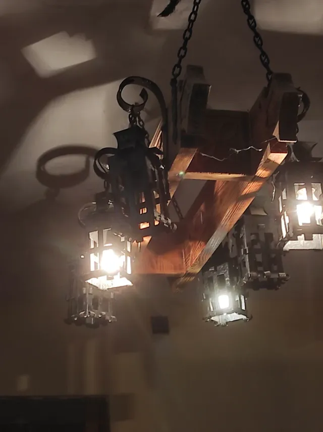 Mueble de madera maciza