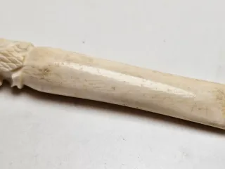 Bocchino antico in osso intagliato