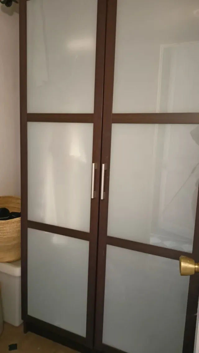 Armario de madera y cristal