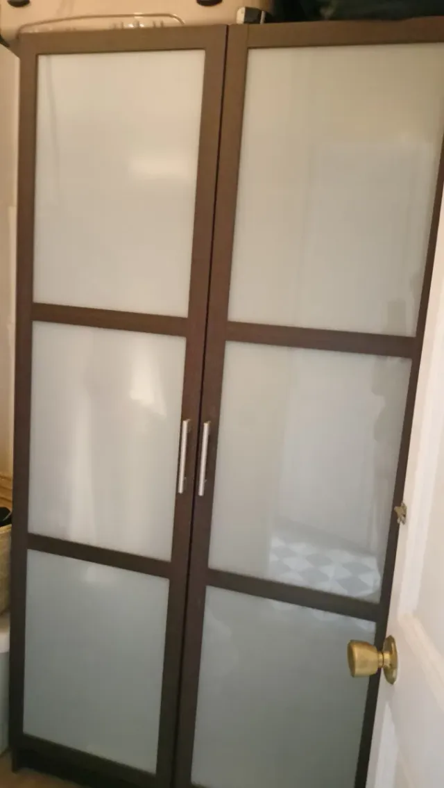 Armario de madera y cristal