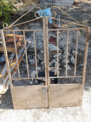 Puerta de jardín de hierro forjado